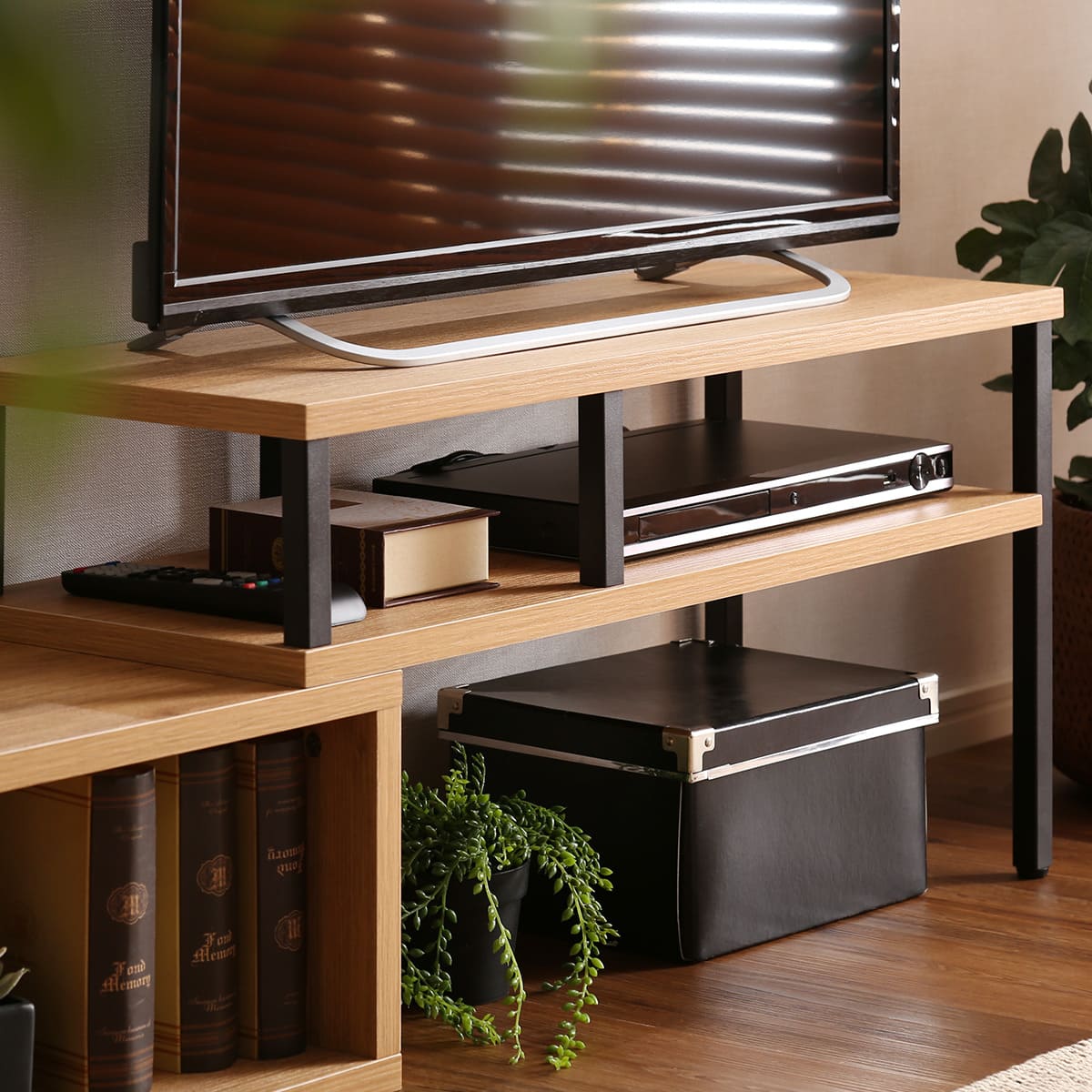 ヴィンテージテイストの伸長式テレビ台 (ローボード75-135cm NA