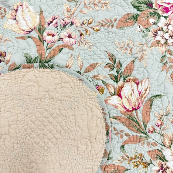 クラシカルな花柄のマルチキルトカバー 200×250cm (FLO GR) 5枚目画像