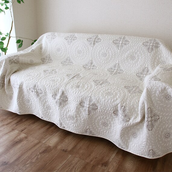 アラベスク調刺繍のマルチキルトカバー 200×250cm (AKW GY) 1枚目画像