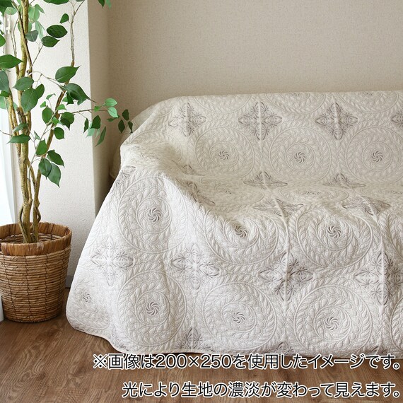 アラベスク調刺繍のマルチキルトカバー 200×250cm (AKW GY) 2枚目画像