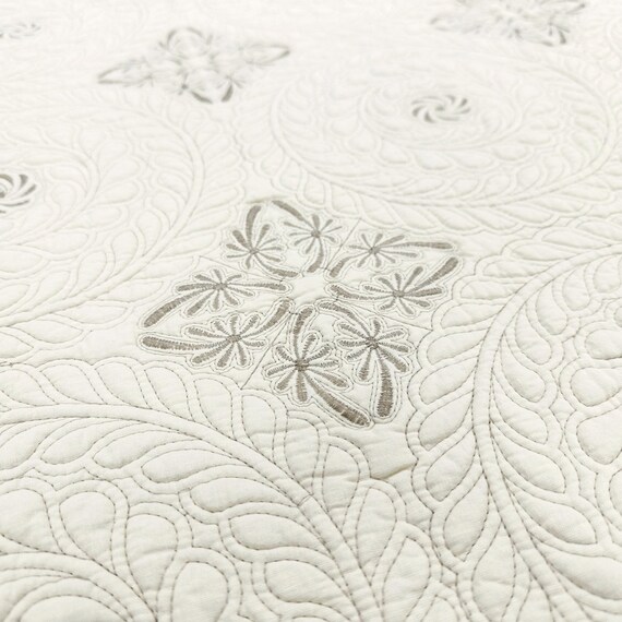アラベスク調刺繍のマルチキルトカバー 200×250cm (AKW GY) 4枚目画像