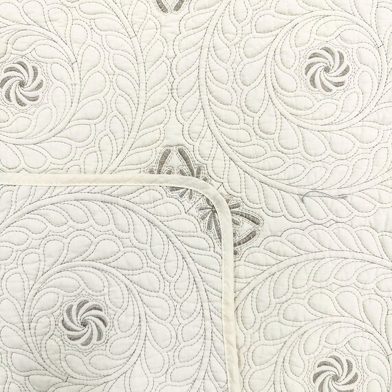 アラベスク調刺繍のマルチキルトカバー 200×250cm (AKW GY) 5枚目画像