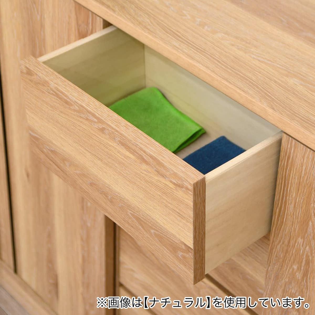 カウンター下やリビングにも使える薄型キャビネット(幅119.5cm WH