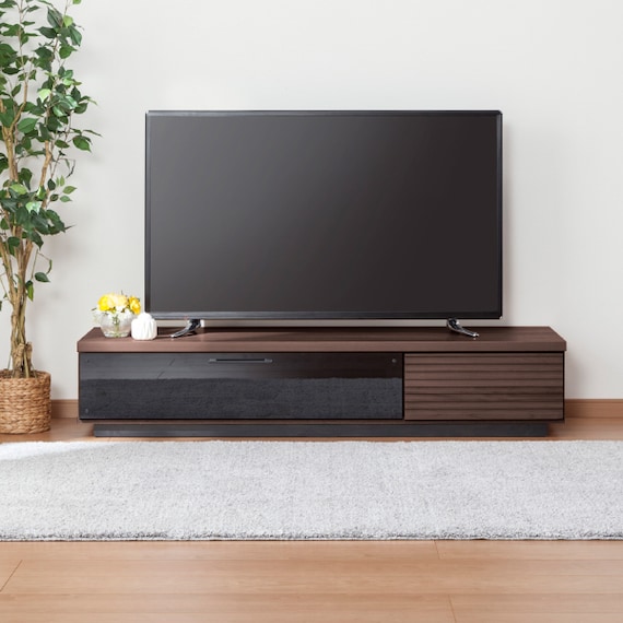 前板に天然木アルダー材を使用した高級感のある テレビ台 (幅150cm MBR) 2枚目画像