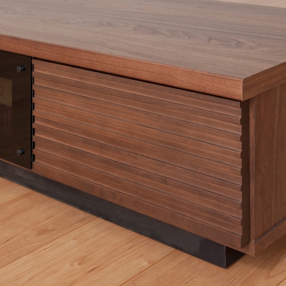 前板に天然木アルダー材を使用した高級感のある テレビ台 (幅150cm MBR) 8枚目画像