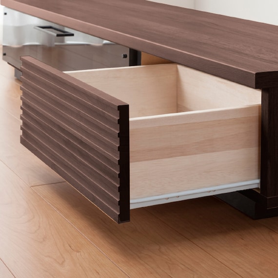 前板に天然木アルダー材を使用した高級感のある テレビ台 (幅150cm MBR) 9枚目画像