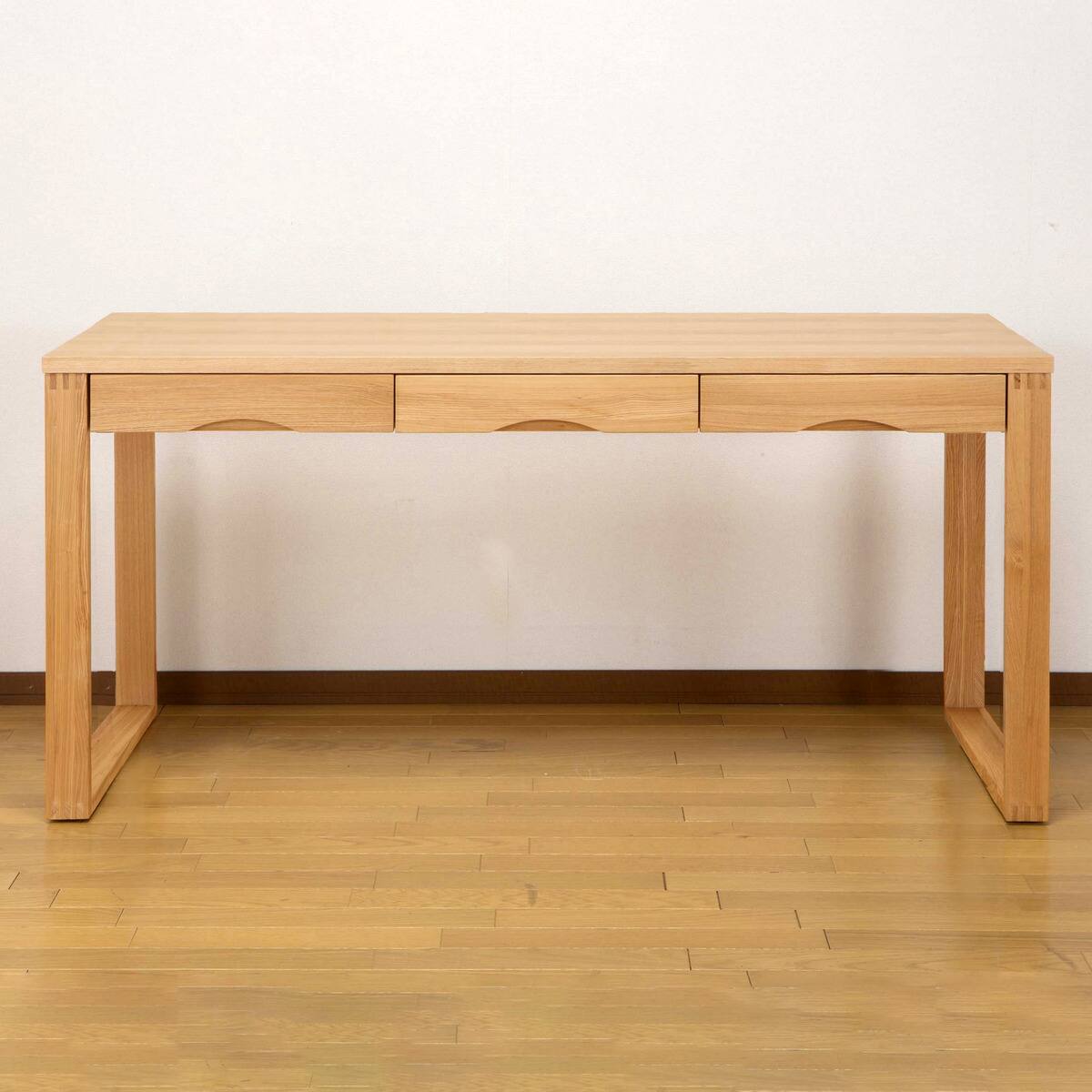 タモ突板の木目がうつくしい天然木デスク 奥行59cm(幅150cm ライト