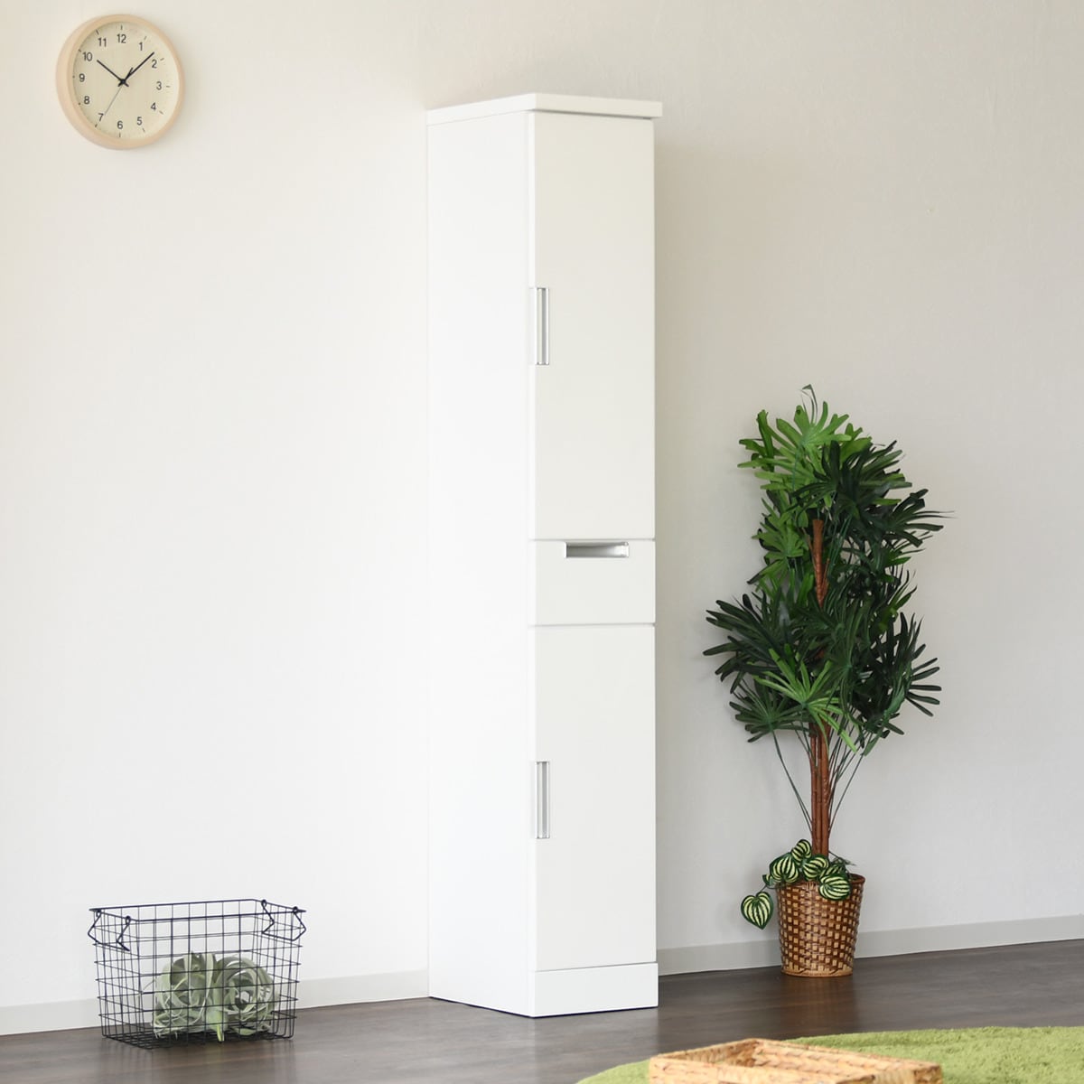 お手入れしやすい鏡面仕様キャビネット（上部板扉＋下部扉）幅30cm