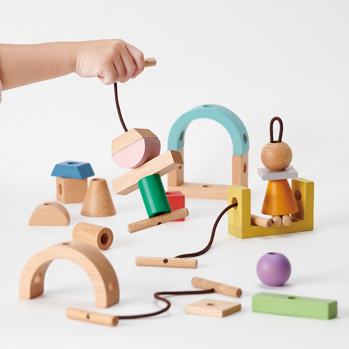 3歳から】木のおもちゃ ひも通しブロック Swingy | ニトリネット【公式