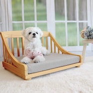 温かみある木製のペットベッド