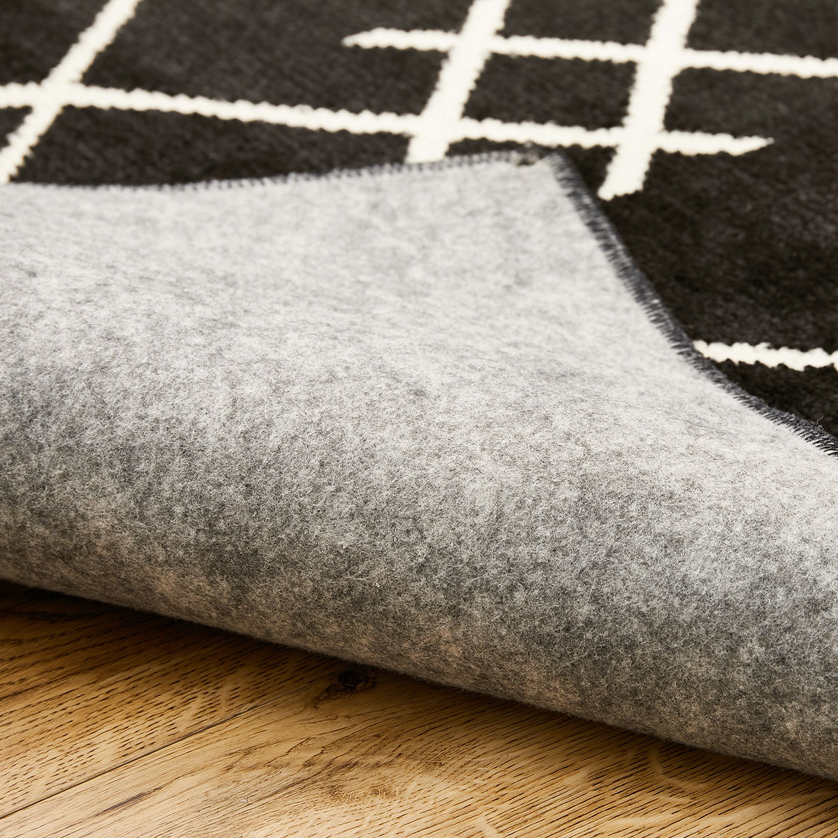 はっ水加工で汚れに強い多機能日本製ラグ BK 185x185 | ニトリネット はっ水加工で汚れに強い多機能日本製ラグ BK 185x185 | ニトリネット