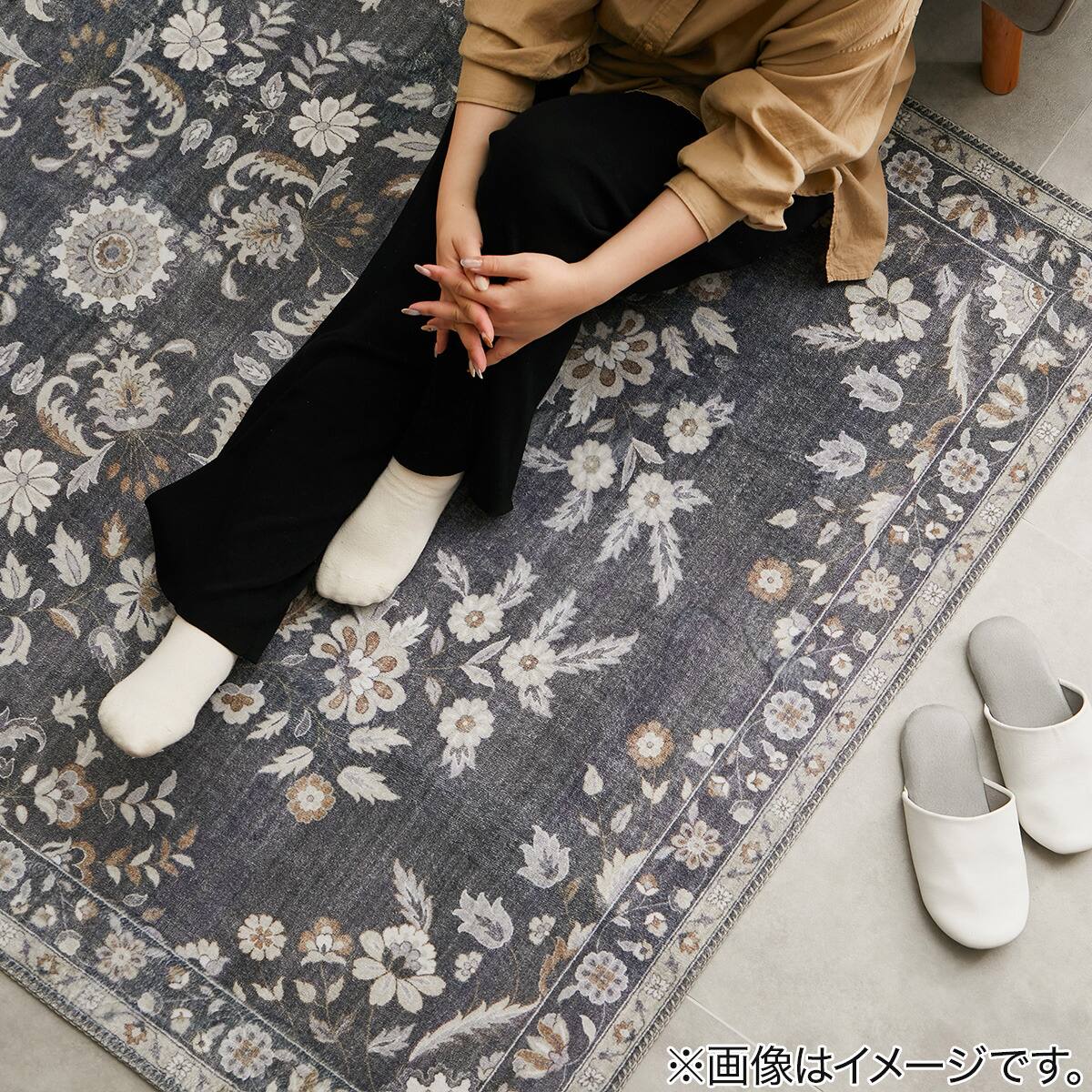 フェミニンなデザインの洗える起毛プリントラグ 190X190 GY | ニトリ