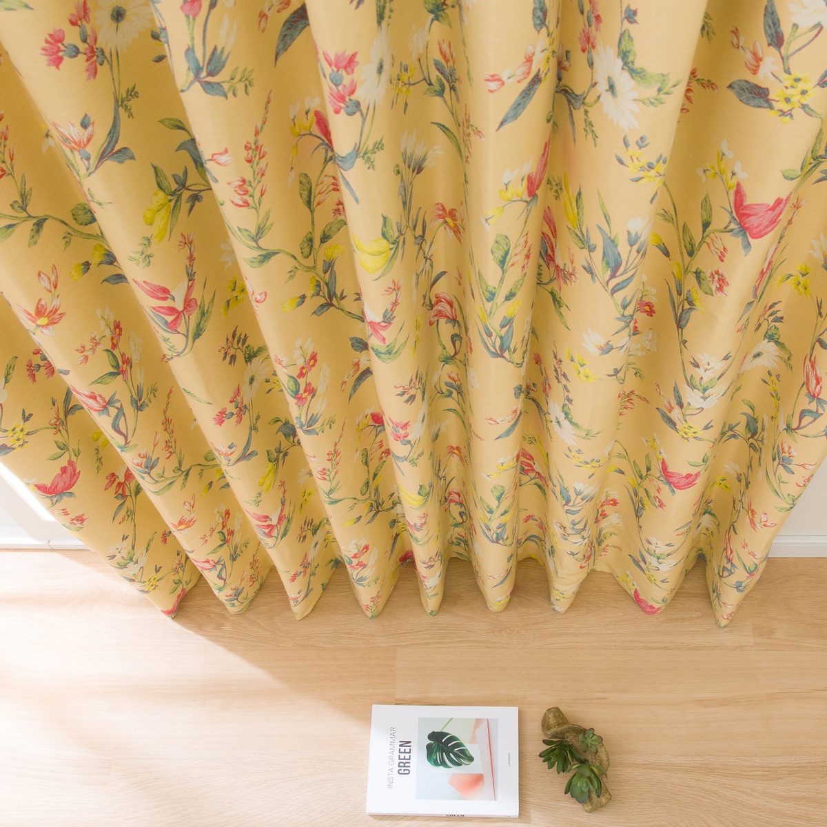 防炎裏地付きオーダーカーテン コルテス ライトイエロー 2倍ヒダ(幅