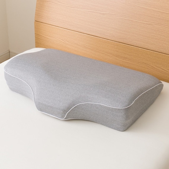 横向き寝も仰向け寝もラクな低反発まくら(ナチュラルフィットプレミアムP2304) 1枚目画像