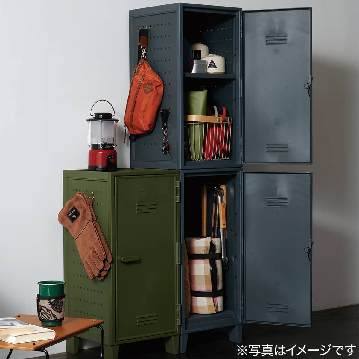 ヴィンテージテイストの樹脂製ロッカー型ペグキャビネット(NV