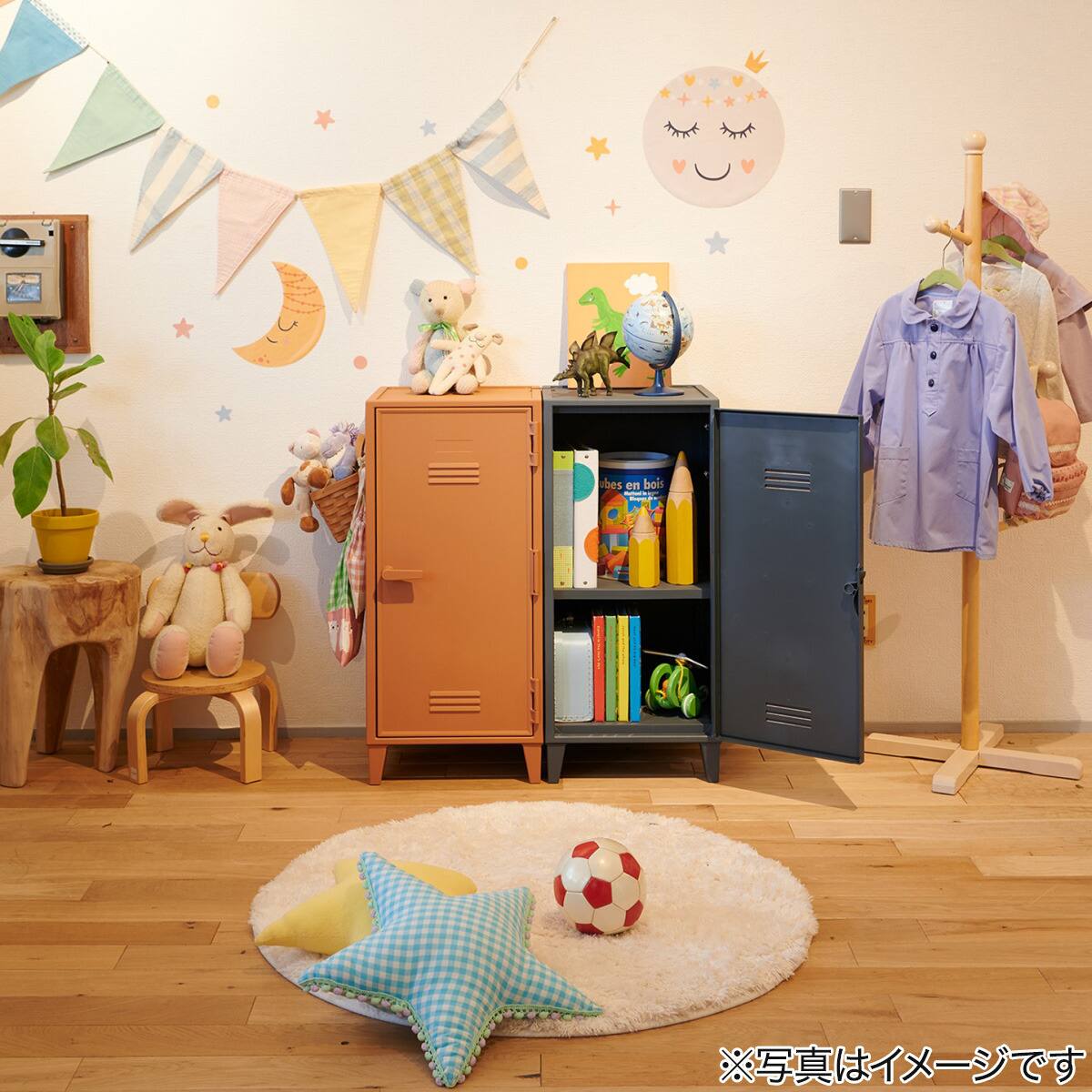 ヴィンテージテイストの樹脂製ロッカー型ペグキャビネット(NV