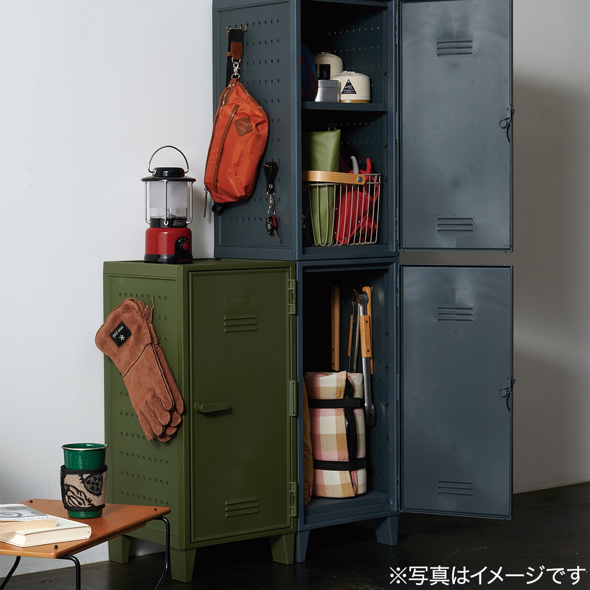 ヴィンテージテイストの樹脂製ロッカー型ペグキャビネット(GR