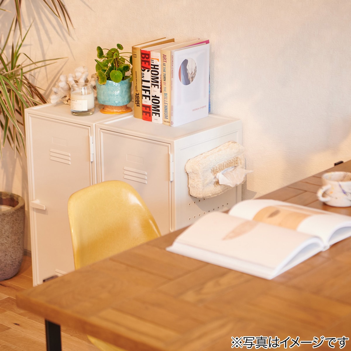 ヴィンテージテイストの樹脂製ロッカー型ペグキャビネット(GR