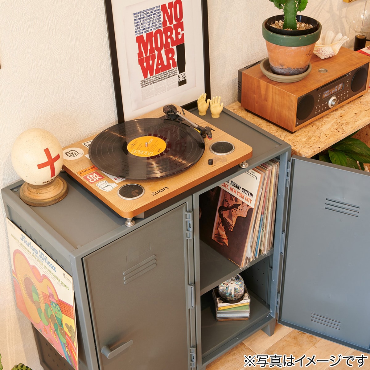 ヴィンテージテイストの樹脂製ロッカー型ペグキャビネット(GR