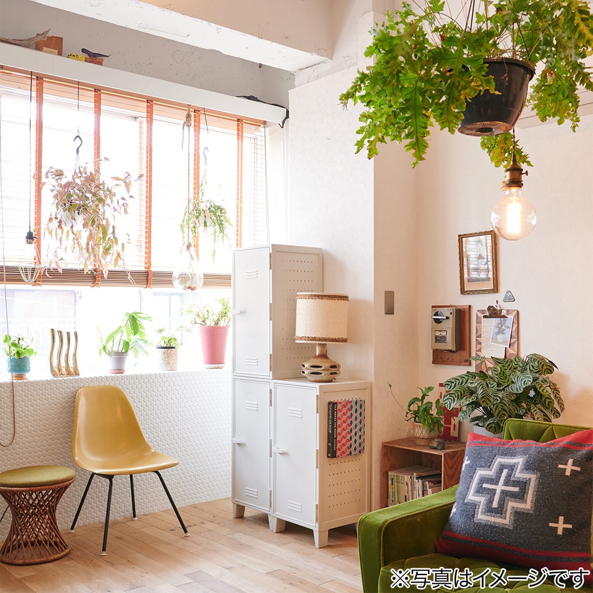 ヴィンテージテイストの樹脂製ロッカー型ペグキャビネット(GR