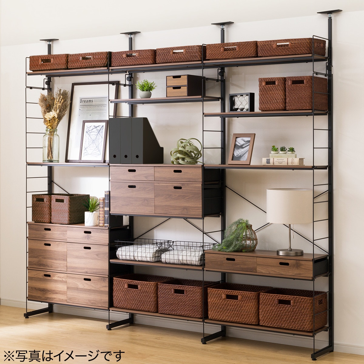 ちは　突っ張り壁面収納Nポルダ(ミドルブラウン)棚板3枚 突っ張り壁面収納Nポルダ 上段付き3連セット(幅240cm ミドルブラウン