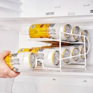 缶が転がるストッカー(CG)