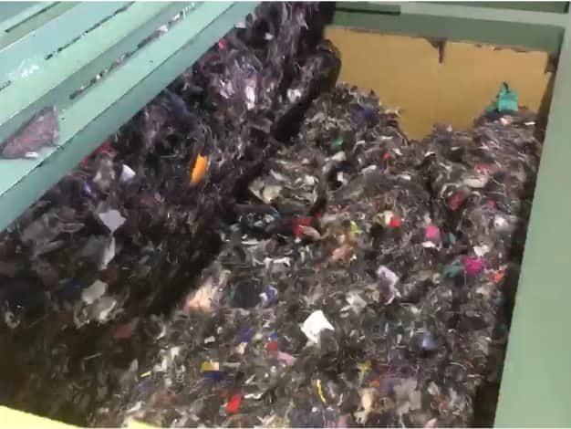 専用の機械で裁断し、繊維をほぐす