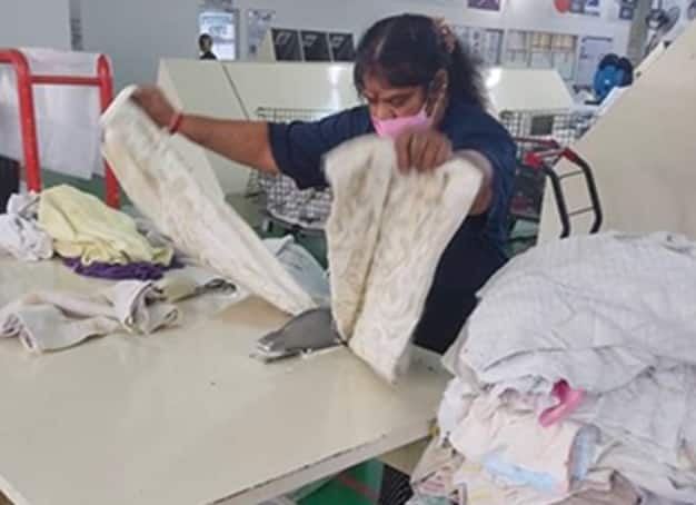 工場でウエスに加工