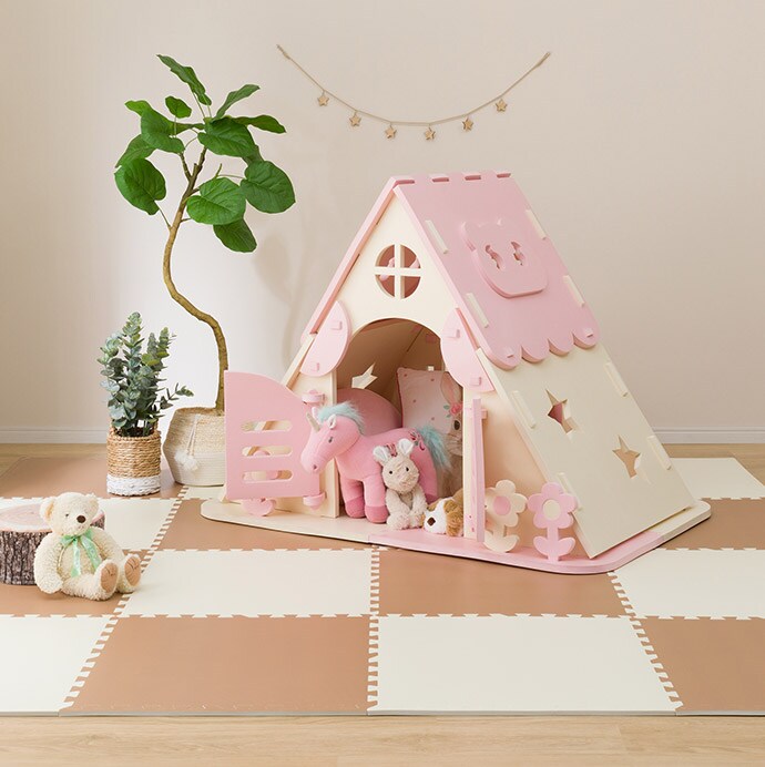 おうち時間が増えている今にぴったり。お子さまが安全に遊べるアイテムが登場しました! 適度な強度があるのにふわふわ感があって、ぶつかっても安心♪中に入って遊べるのはもちろん、ぬいぐるみを入れたりすればドールハウスのようになります。前面の花や側面の星は取り外しができるほか、屋根のクマとウサギを外せば天窓のように! 組立て式なので、遊ばない時はばらして収納できるのもうれしいですね。