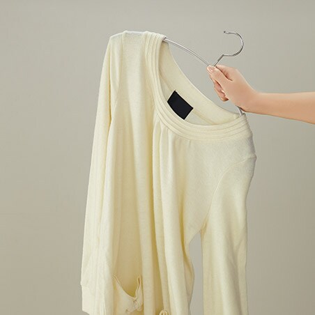洋服のサイズに関係なく肩に跡がつきにくいため、カーディガンなど薄手のニットにピッタリ。Tシャツも意外とハンガー跡が残りやすいのでおすすめです。キャミソールもかけられます。