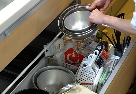 セオリーその2は、「アクション数を少なくする」。左の画像の配置だと、ざるやボウルを出すのに3アクションかかってしまいました。