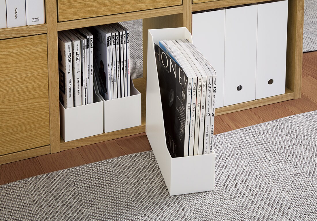 仕事の書類や資料、カタログなどはファイルケースに立てて収納。郵便物や領収書、作業途中の書類など見せたくないものは引出し型のボックスに入れて収納しましょう。