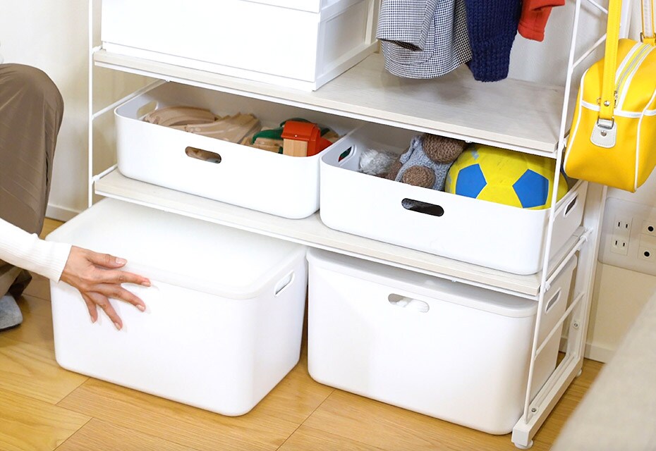 リビングは、ライフスタイルによって置くモノが変わっていく場所。小さい子どもがいる場合は、パイプハンガーを低めにするなど、子どもでも楽に出し入れできる工夫を。