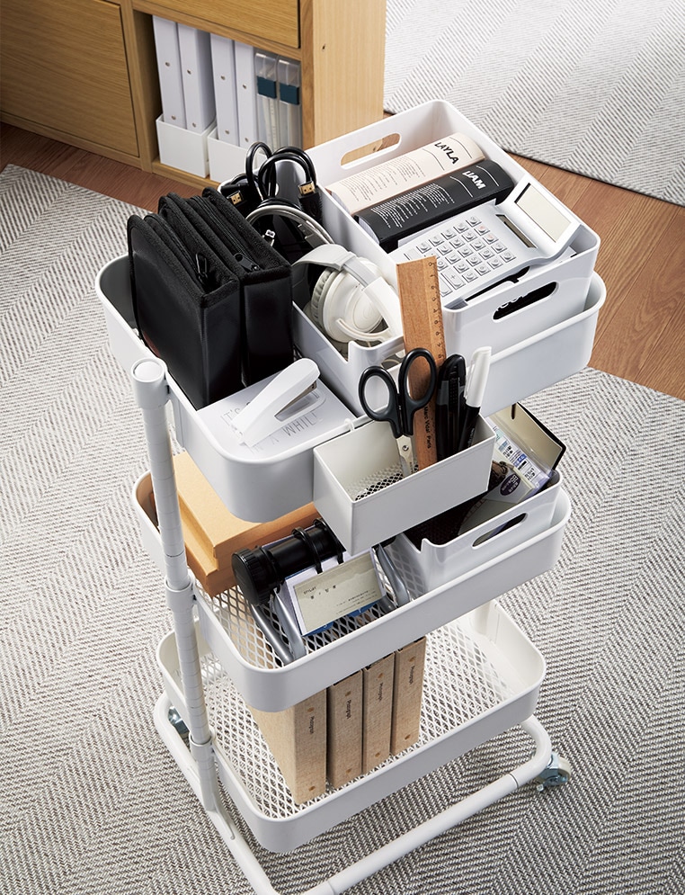 事務用品や充電器などビジネスの必需品は必要な時にすぐ動かせるキャスター付きのワゴンへ。高さを変えられるので、サイズの大きなものは下段へ、パソコンの電源コードなどこまごましたものは上段へ収納するなど収納物に合わせて調整ができます。