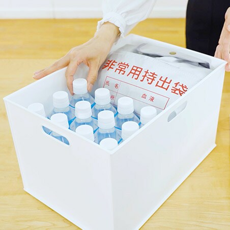レギュラーサイズは、蓋を使ってスタッキングし、防災グッズを収納。