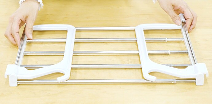 バーの長さは41~75cmに伸縮でき、使わない場合はコンパクトに畳めるので隙間に収納できます。便利グッズは「使わないときに邪魔にならないか」も買う時のポイントです。