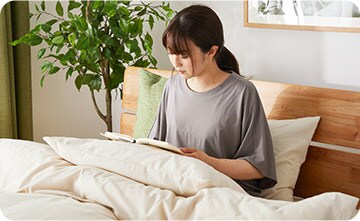 ベッド上のクッションは空間に立体感を出し、色や柄のあるクッションを使えばお部屋のアクセントにもなります。さらに、本を読んだりスマートフォンを見たりするときに、背もたれや肘掛けとしての役割も果たすのです。