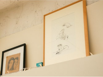 使わない時は部屋の片隅に寄せ、子どものおもちゃや絵本を置く。
