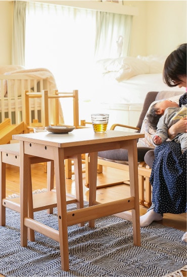 ネストテーブルは、ソファの前で広げてコーヒーテーブルとして使用。