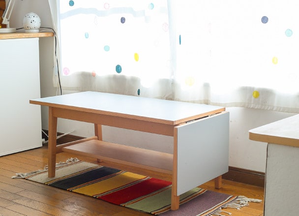 可愛らしいドット柄のカーテンが掛かった子ども部屋で。「この写真を見たら、娘がまた欲しがっちゃうな」と、和田さん。