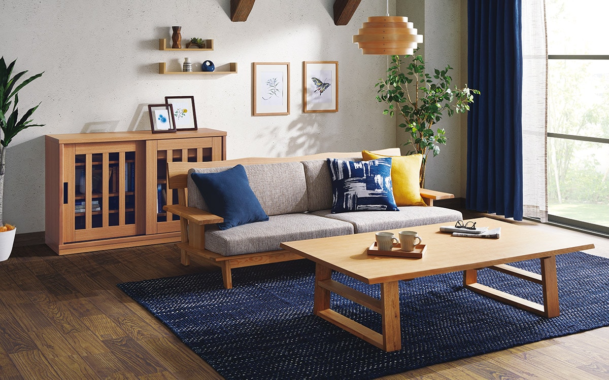 背の低い家具でそろえたリビングはお部屋が広く見え、ゆったりとした雰囲気に。カーテンやラグ、クッションなどのアイテムはネイビーを基調にすると、空間が引き締まります。