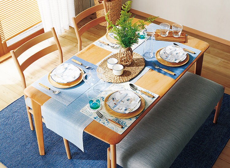 夏の食卓に涼しさを呼び込む、ブルーのラインが入ったプレートとガラスの器で、テーブルが一層華やかに。夜は冷たいビールをビアグラスに。ミントを添えたカクテルはグラスに注いでリッチな気分。