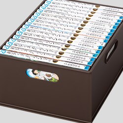 お気に入りのコミックスは、バスケットを使ってシェルフへ収納するとバラバラにならず、片付けのストレスが軽減。手紙や書類などこまごましたものも上手に収納できます。