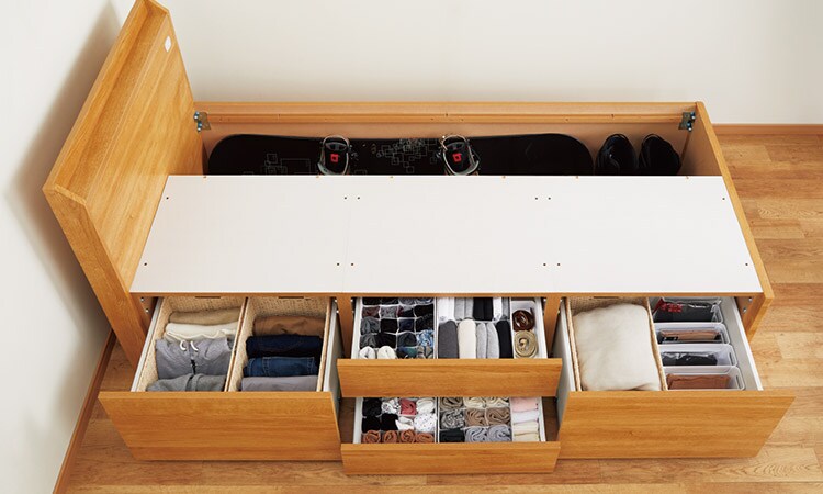 衣服が約100着入る大容量チェストベッドなら、大小の引出しに分けて洋服やタオル類、趣味の道具などを分類して片付けられ、床板下には長いものも収納できます。