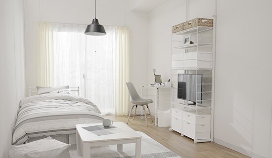好みの色のお部屋に一気にイメチェンできるファブリックの色替え。カーテン、ベッドカバリングなど面積の広いものを変えると効果的。