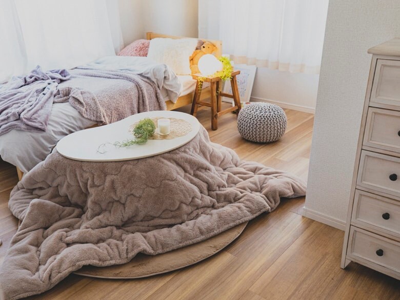 円形のこたつでかわいいお部屋