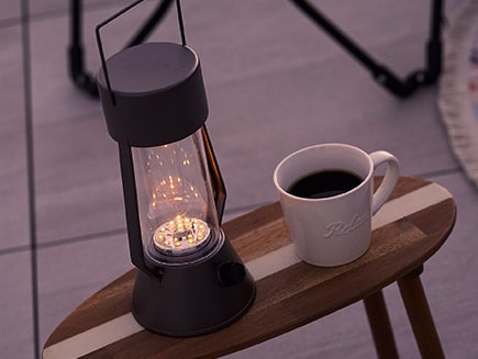 ガーランドでライトアップすれば、夜はまた違った雰囲気に。ソーラータイプなら、電気代もかかりません。1日の終わりに、夕焼けを見ながら、夜風を感じながら、コーヒーやお酒をゆっくり味わうひとときも素敵ですね。