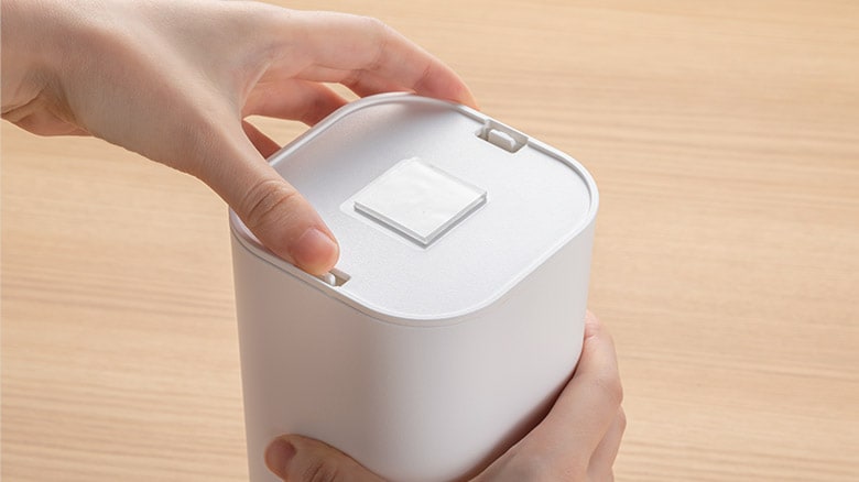 ティッシュは底の部分からふたを開けて補充します。ケースを安定させるために、ふたはしっかりしています。筆者が色々試した結果の、推奨の方法をご紹介します。ポイントは、力技で一気にはずそうとせず、2段階ではずすことです。①ツメを押さえる