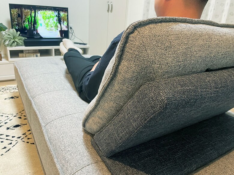 縦に配置すればカウチソファ。足を伸ばしながら映画鑑賞なんていかがですか?付属のミニクッションをつければ首もしっかり支えてくれますよ!