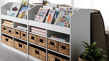 収納力もあるブックシェルフは家族みんなで兼用。絵本や、親が読む雑誌などを分けて収納すると片付けもラク。